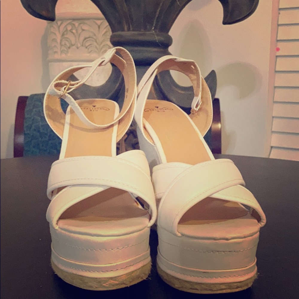 Fashionable white wedge sandals
